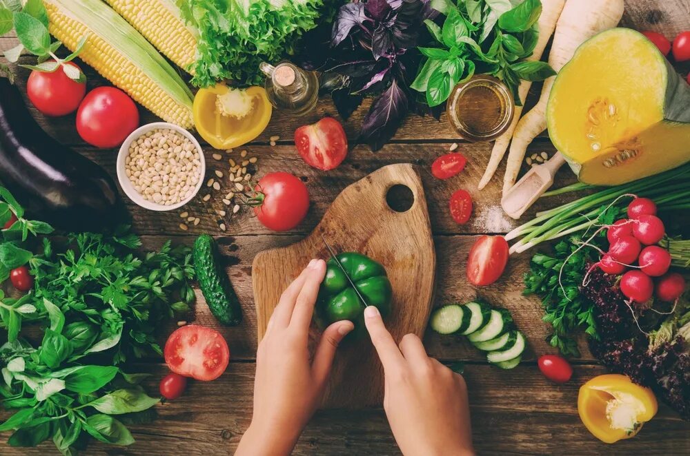 Cutting vegetables. Фон для еды веган. Веган продукты. Овощи веган. Диета долголетия.