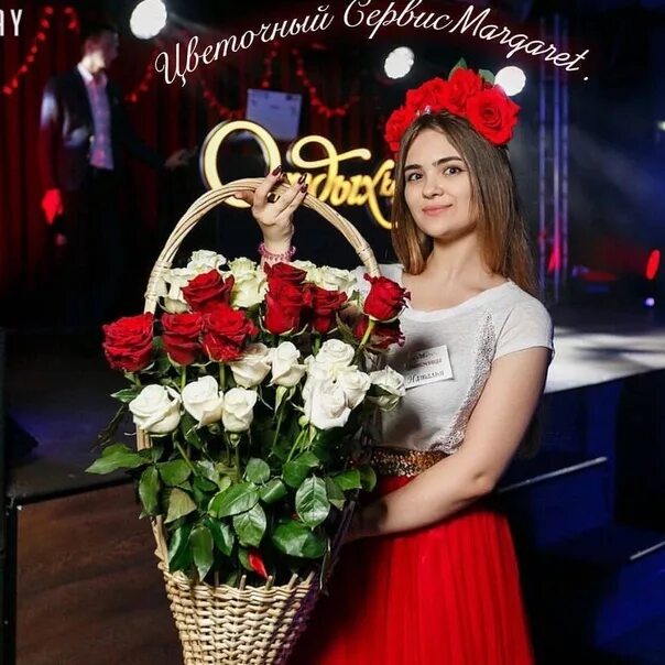 Flower club. Девушки цветочницы в ресторанах. Девушка с цветами в кафе. Девушки которые продают цветы в ресторанах. Цветочница в клубе.