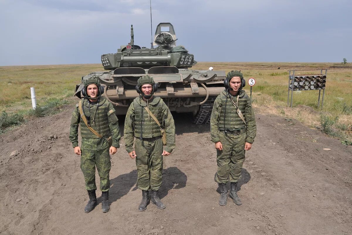 Взвод погрузился на. Экипаж танка т-72. Экипаж танка вс РФ. Т-80у Кантемировской дивизии. Форма танкиста России.