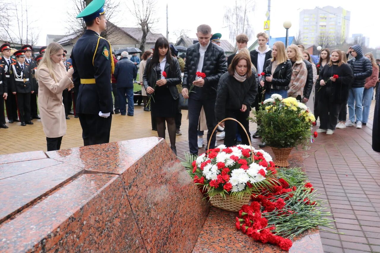 Годовщина катастрофы. Возложение цветов в годовщину Чернобыльской. Возложение цветов в годовщину Чернобыльской катастрофы. Памятник жертвам Чернобыльской катастрофы. Памятник ликвидаторам в Брянске.