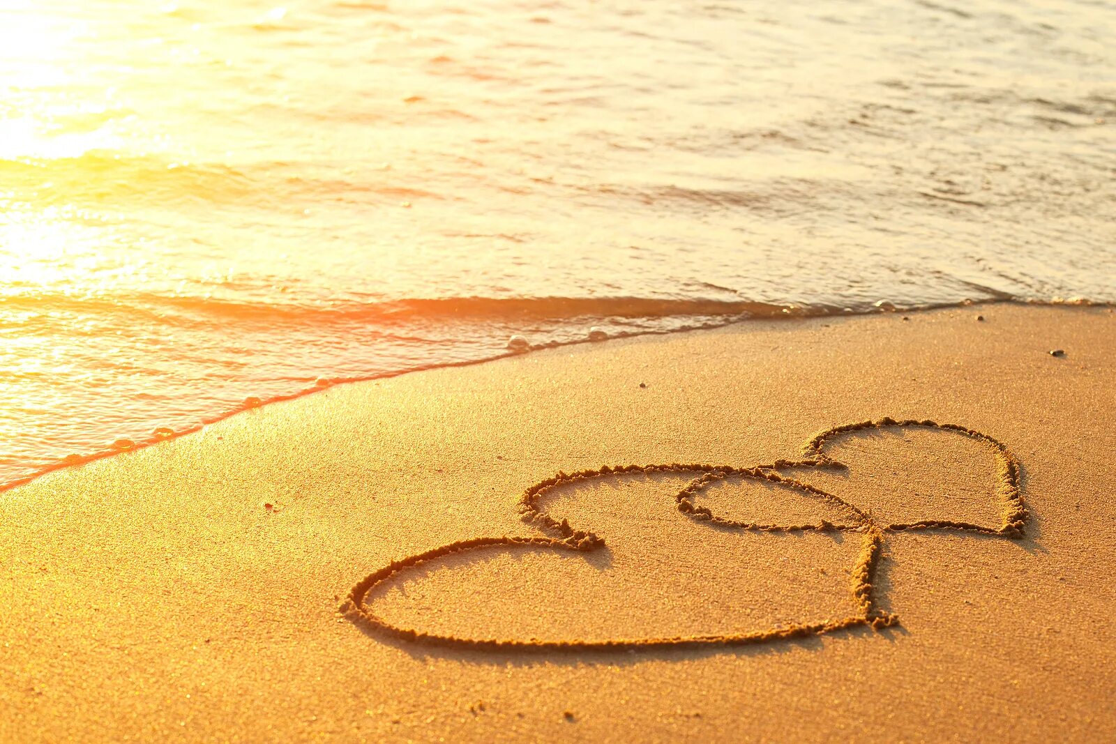 Сердце на песке. Сердечко на песке. Сердце на песке у моря. Надпись на песке.