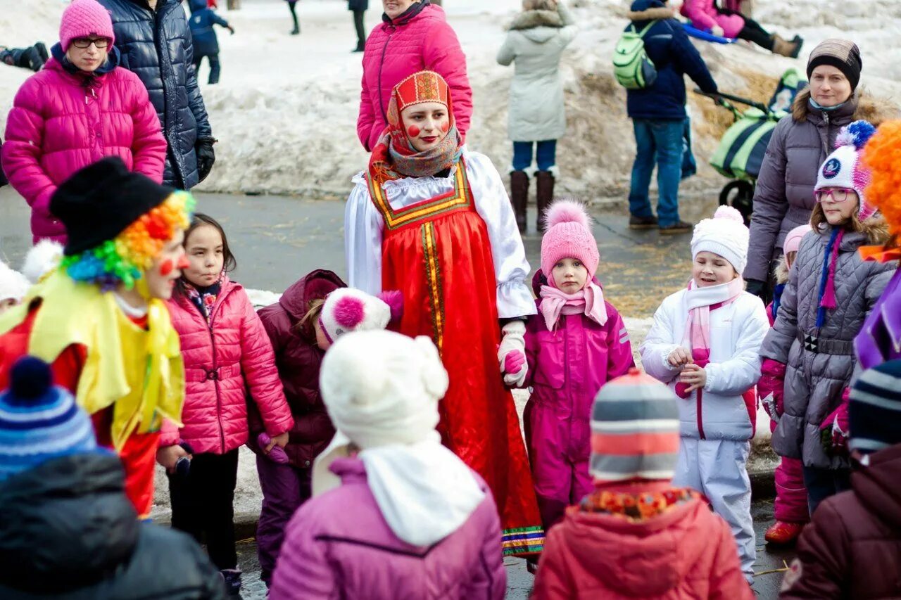 Масленица в каких парках москвы. Масленица в парке. Масленица украсить площадку для праздника. Масленица на красной площади. Красный цвет праздник.