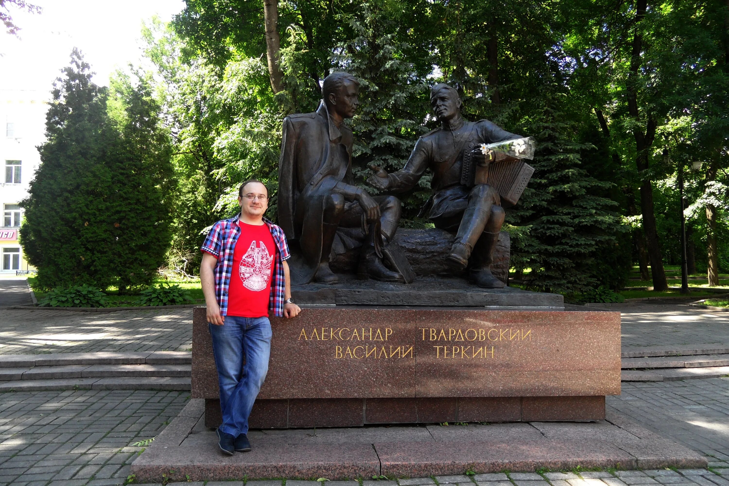 Памятник теркину в смоленске. Памятник Твардовскому в Смоленске. Памятник Василию Теркину в Смоленске. Смоленск памятник Теркину Смоленск. Памятник Александру Твардовскому в Смоленске.