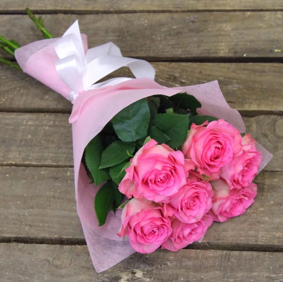 Розы в упаковке как сохранить. Розовый букет. Букет роз небольшой. Букет розовых роз.