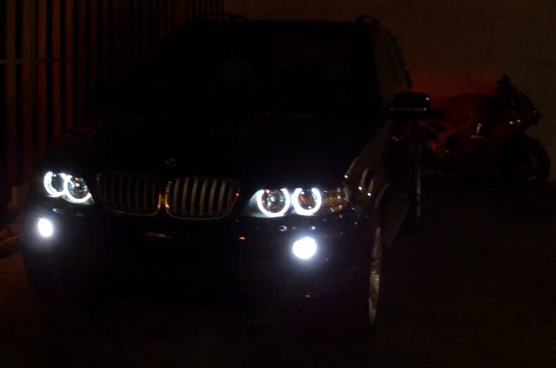 Bmw e53 ангельские глазки. Свет bmw e53. Bmw e53 d2s установка led. Бмв х5 е53 глазки. Фара бмв х5 е53 дорестайлинг.