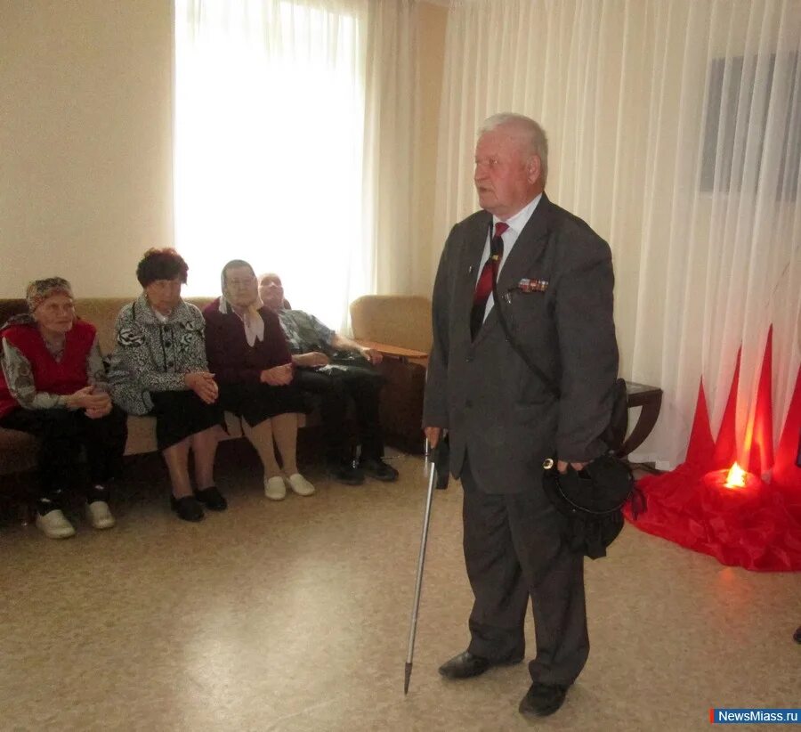 А память священна как отблеск высокого огня. А память священна как отблеск высокого огня. С днем победы вечная память. А память священна как отблеск высокого. Вечный огонь картина.