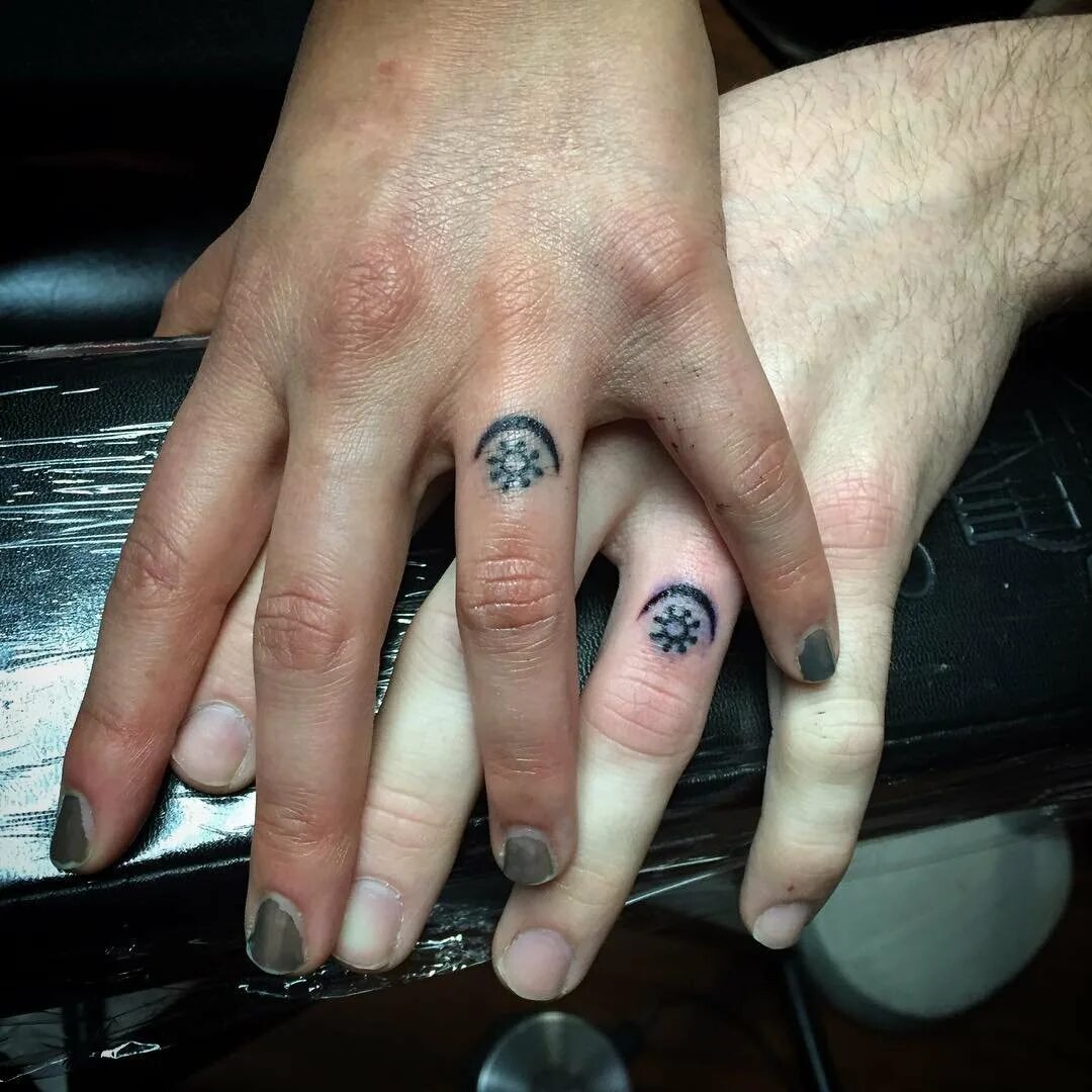 Тату хейли бибер. Тату кольца белые. Тату с датой свадьбы на пальце. Тату на безымянном пальце. Татуировка крестик на пальце.