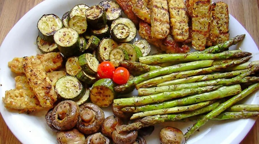 Какой гарнир к шашлыку. Гарнир к шашлыку. блюдо для шашлыка. салат на природу к шашлыку. овощные закуски к шашлыку на природу.