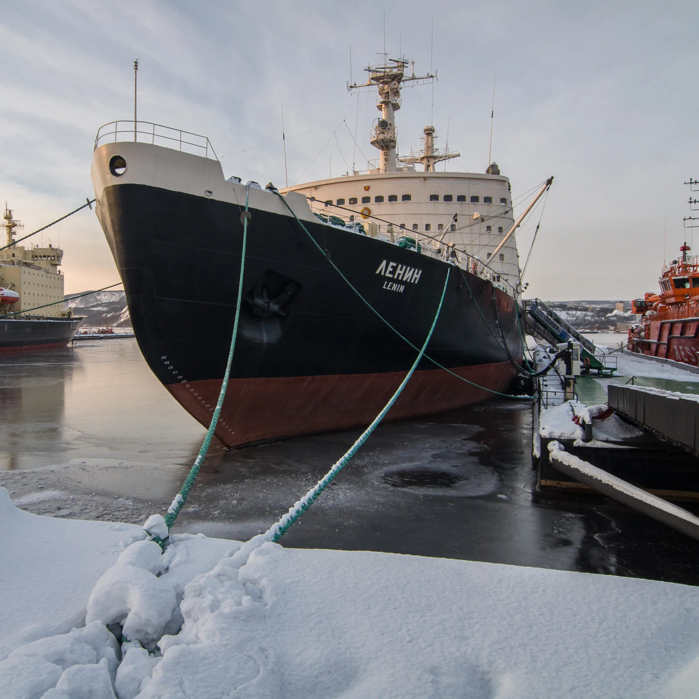 Спуск на воду атомного ледокола ленин. Атомоход Ленин Мурманск. Ледокол Ленин Мурманск. Атомный ледокол Ленин Мурманск. Ледоход Ленин в Мурманске.