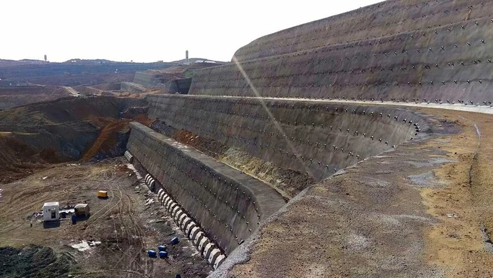 Борт уступ. Откос карьера. борт карьера. оползень в карьере. укрепление отвалов.