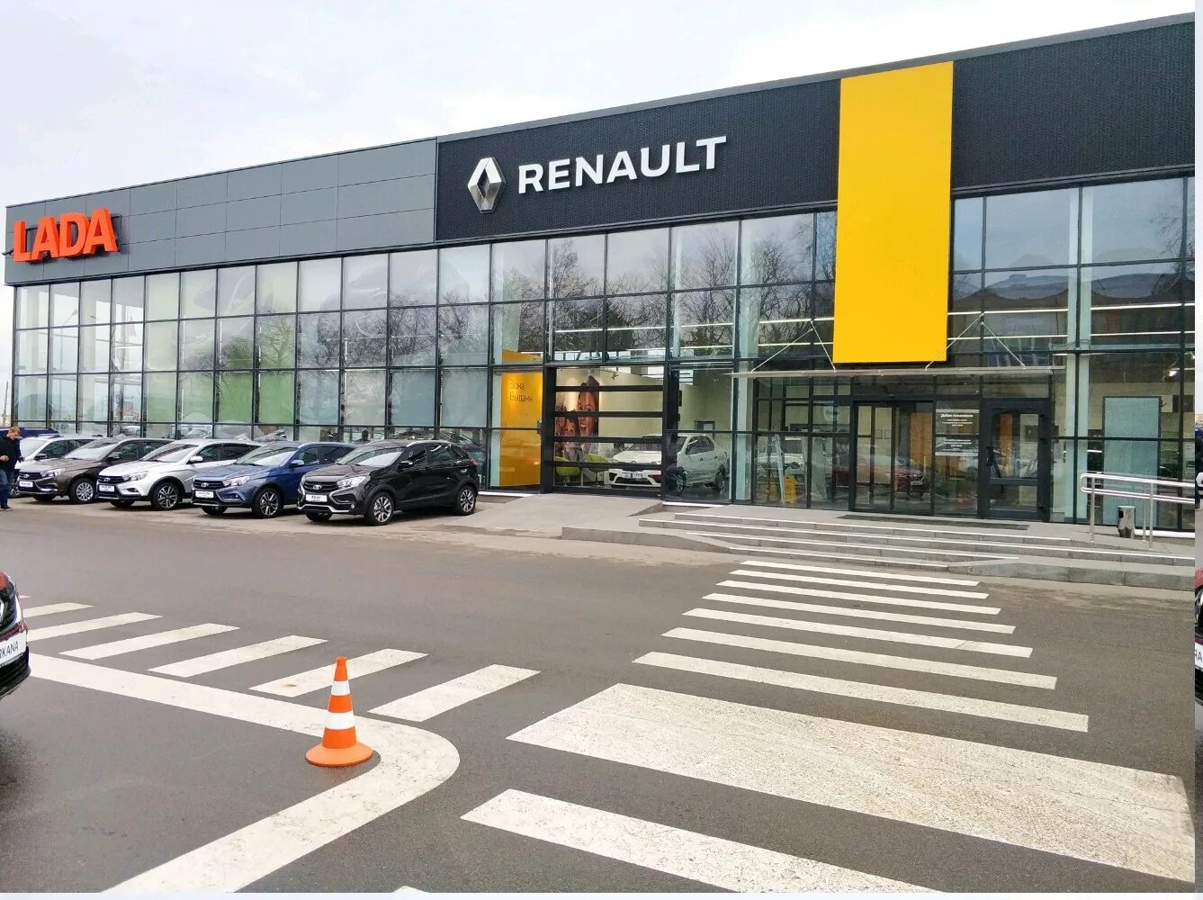 Renault минск. Рено Гомель. Автосервис Рено. Автопромсервис Беларусь. Фасад Рено.