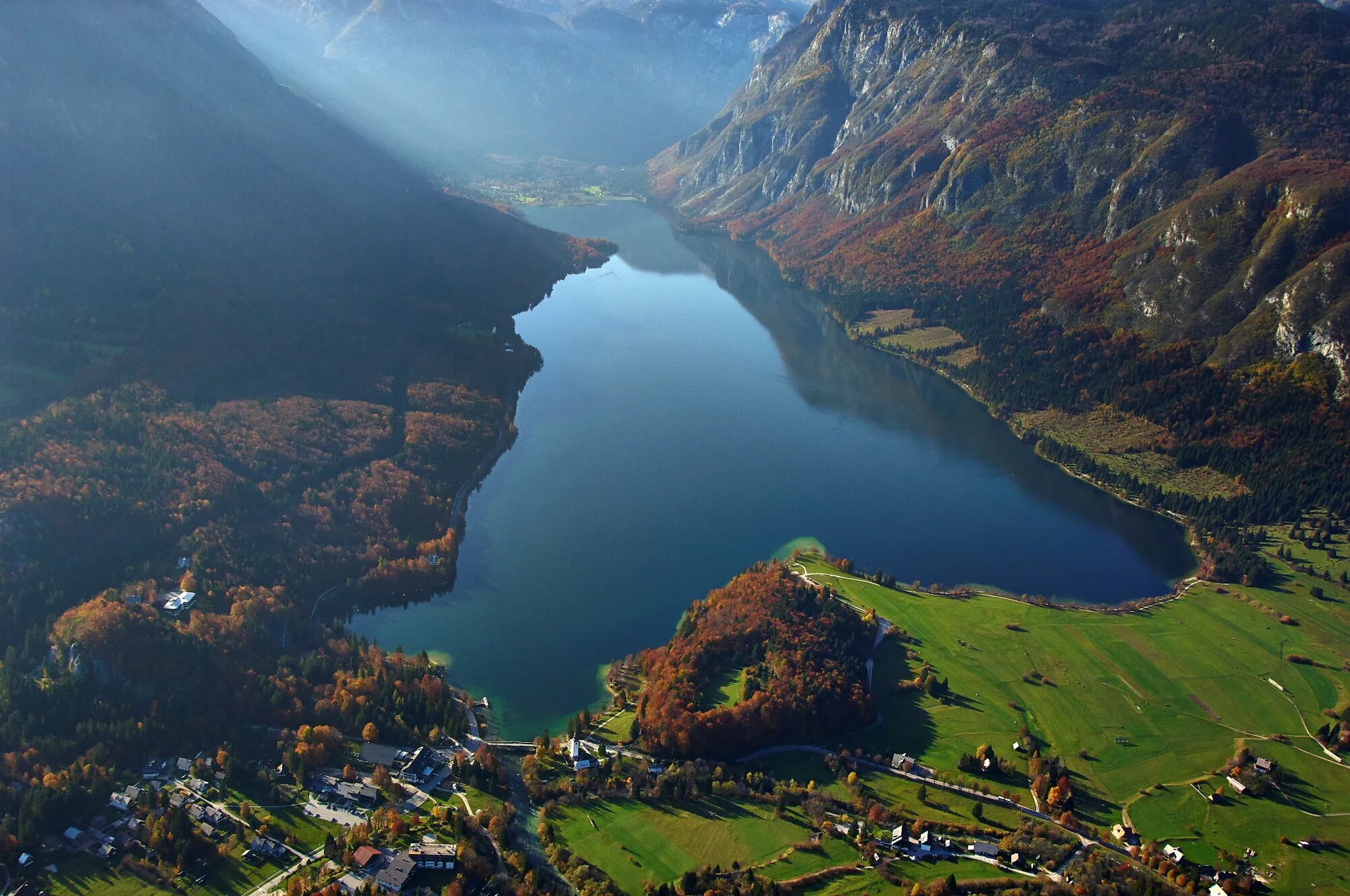 Озеро Бохинь. Бохинь Словения. Гореньский регион, Словения. Озеро Бохинь Словения фото. Какое озеро в европе является самым крупным