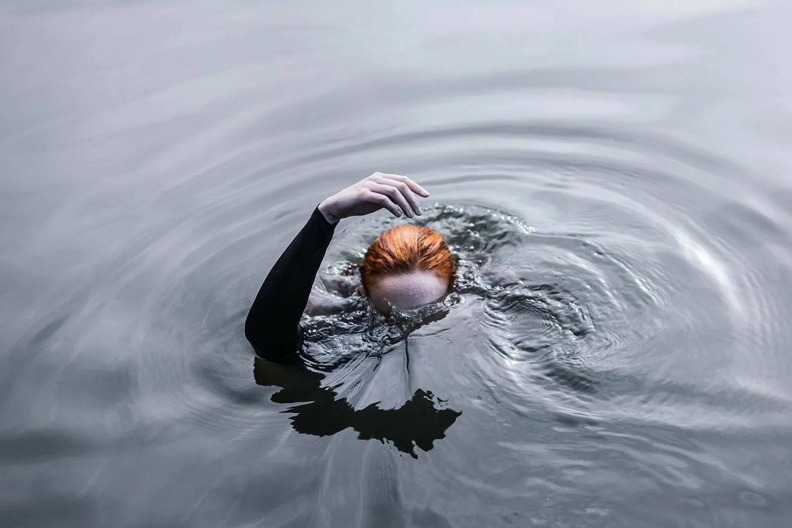Вода и человек. Человек выныривает из воды. Человек на поверхности воды. Фотосессия в воде.