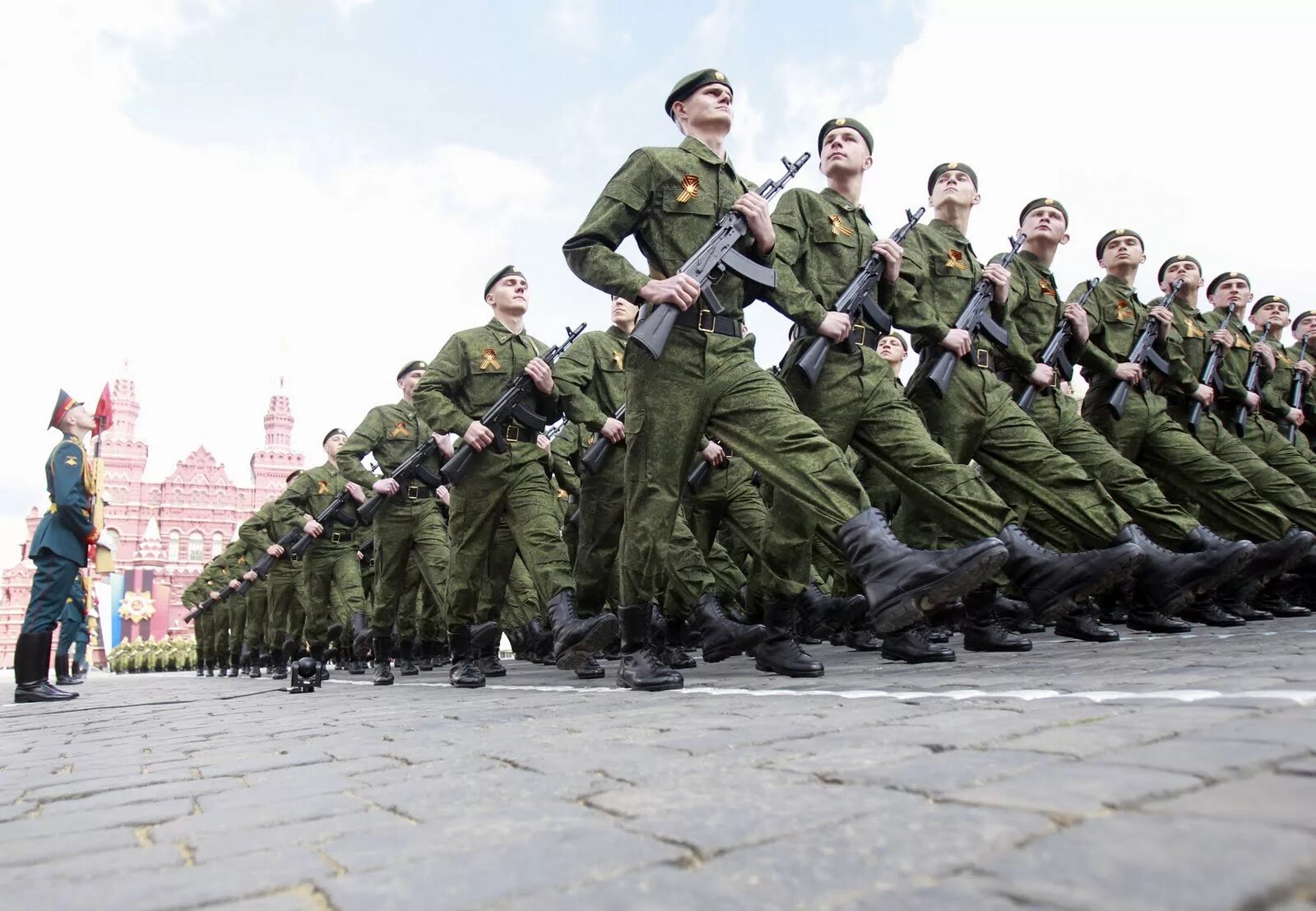 Строй русских солдат. Солдаты на параде. Строй солдат. Солдаты маршируют. 23 Февраля солдат.