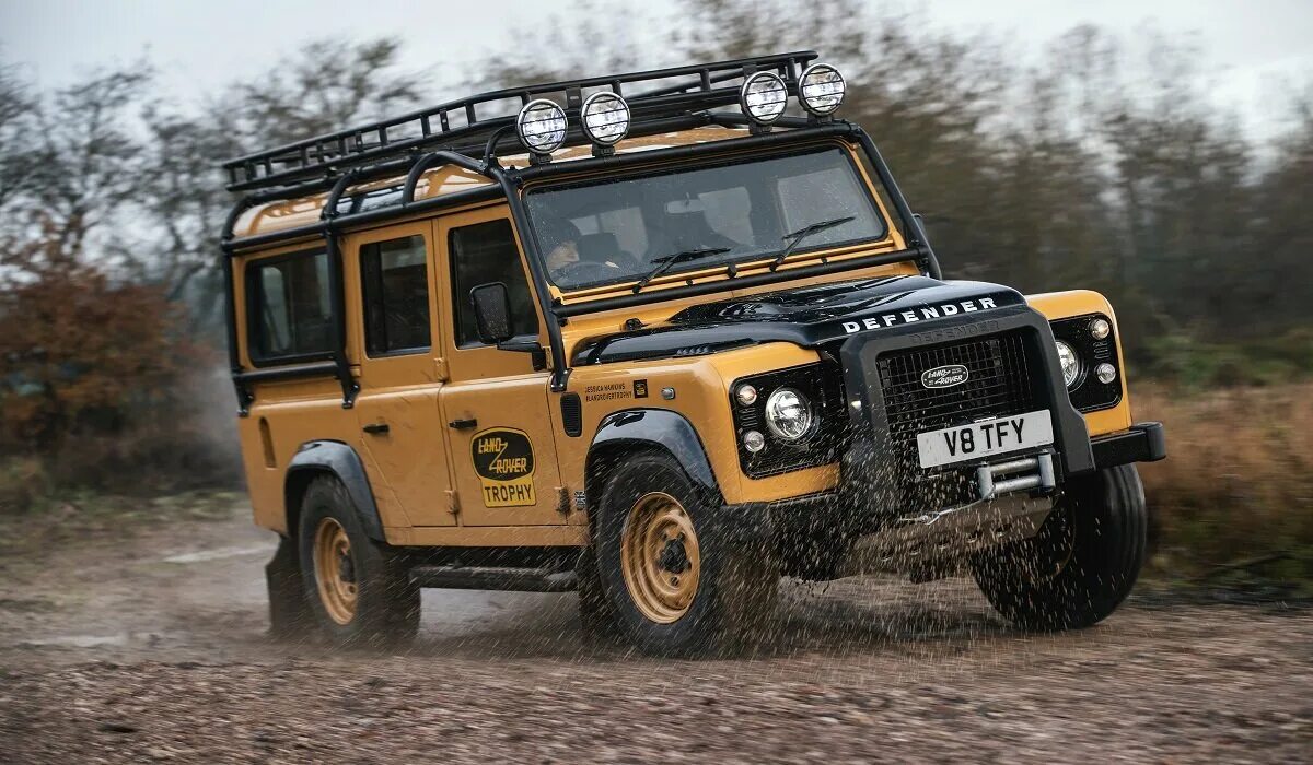 Ленд ровер старый. Ленд Ровер Дефендер. Ленд Ровер Дефендер v8. Land Rover Defender works v8. Ленд Ровер Дефендер 110.