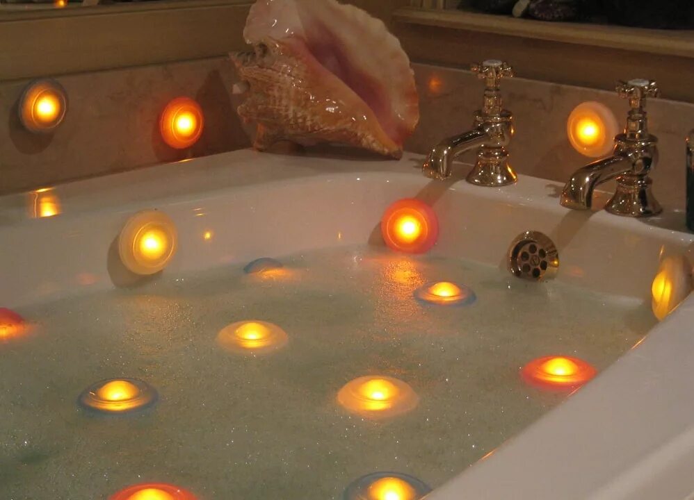 Сюрпризы для ванны. Ванная со свечами. Свечи в ванной. Плавающие свечи в ванной. Ванная с гирляндами.