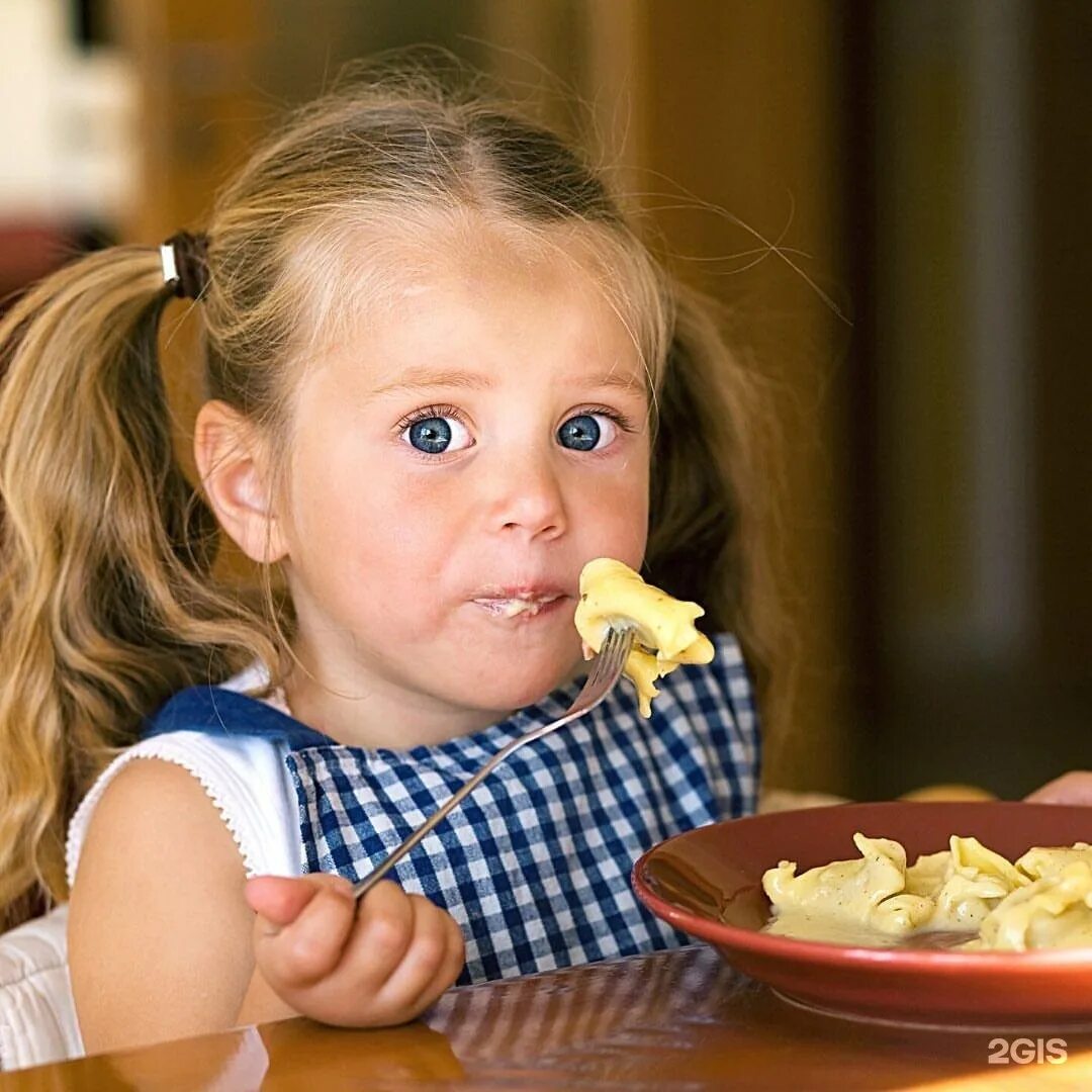 Люди едят детей. Маленькая девочка кушает. Девочка ест пельмени. Кушать пельмени. Ребенок ест пельмени.