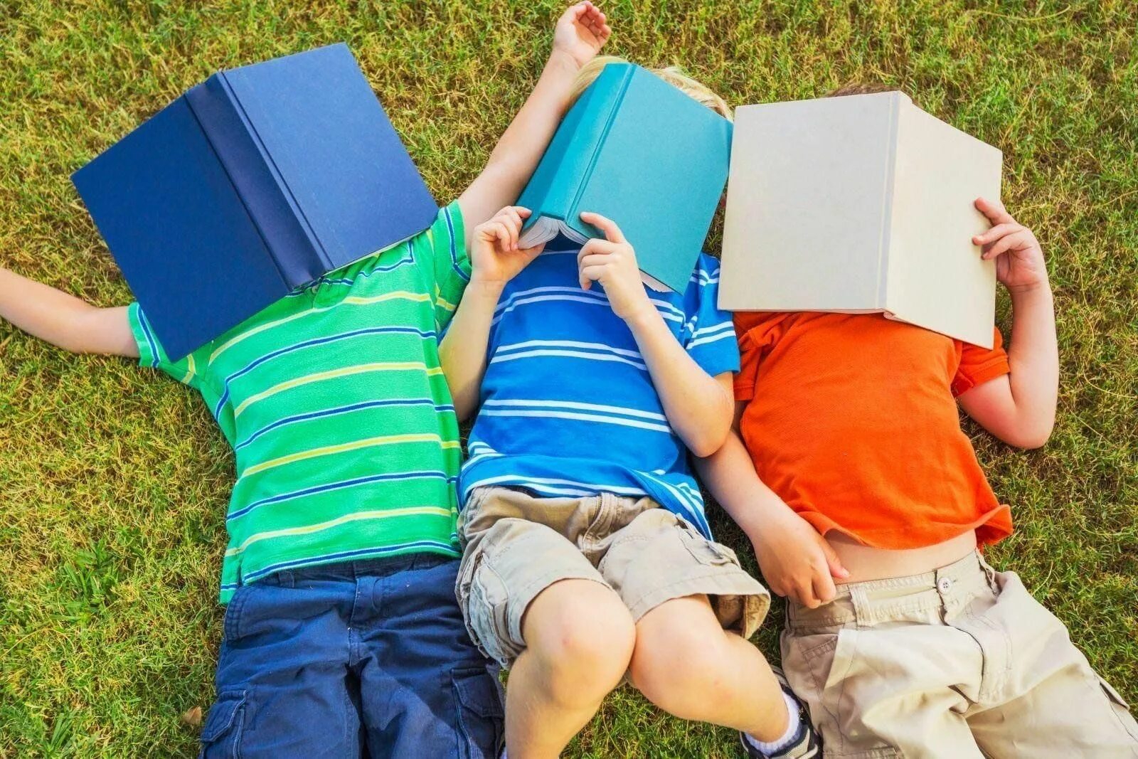 Картинки занять. Лето с книгой. Чтение для детей. Учеба летом. Книга летом.