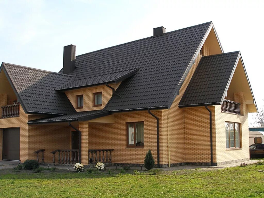 Крыша коричневая металлочерепица. Металлочерепица коричневая. Кирпичный дом с коричневой крышей. Дом с коричневой крышей. Крыша серо коричневая