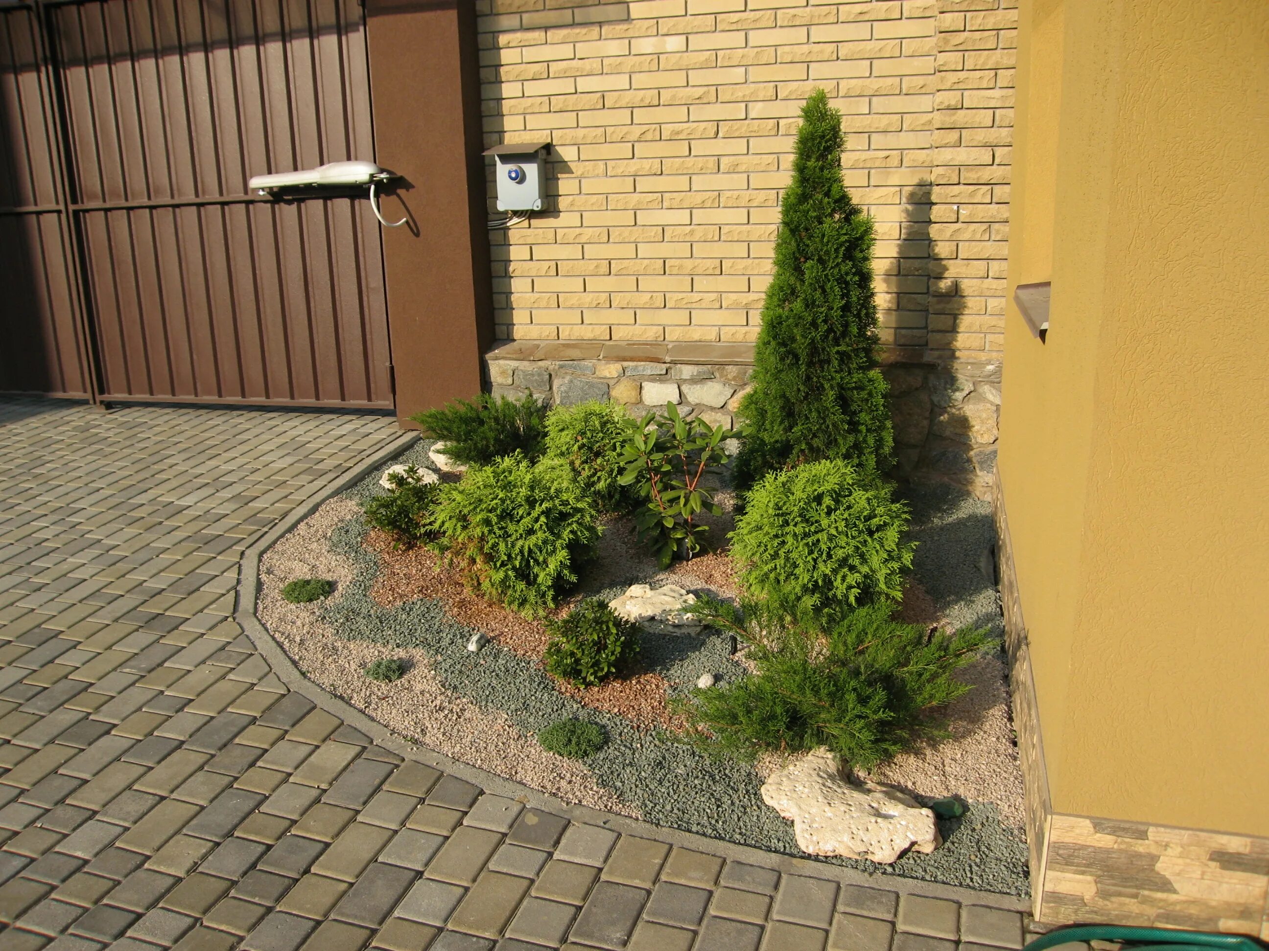 Угол двора. Декорация на дачном участке. Альпийская горка в частном доме. Декор дачного участка. Теневой уголок в ландшафте сада.