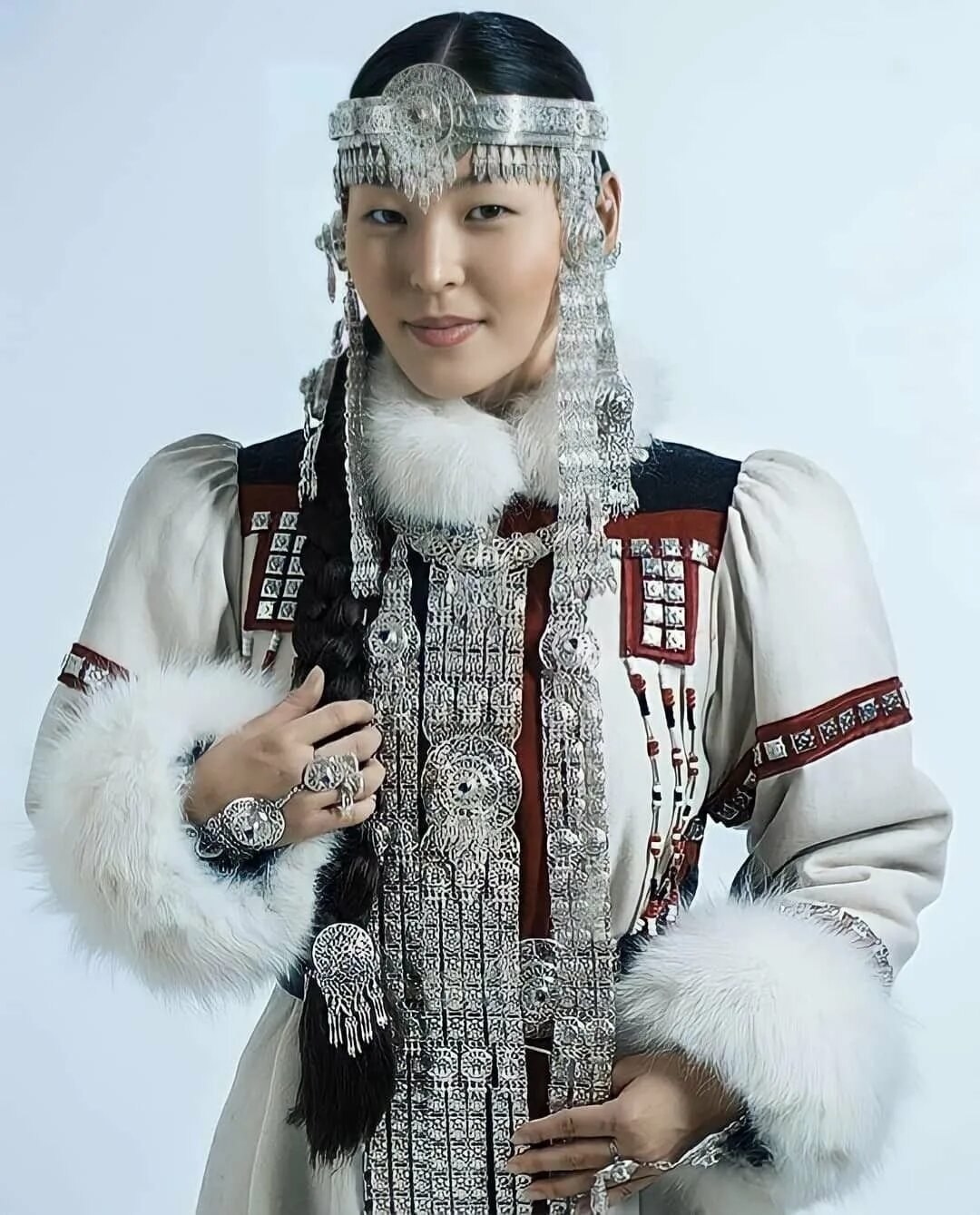 Якутская бастынга. Якутский национальный костюм якуты. Национальный костюм Саха якутов. Якутский национальный костюм женский.