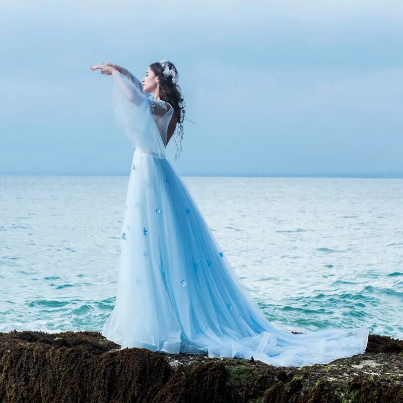 Шлейф воды. Свадебное платье голубое. Свадебные платья голубого цвета. Судебное платье небесное голубого цвета. Свадебное платье в голубых тонах.