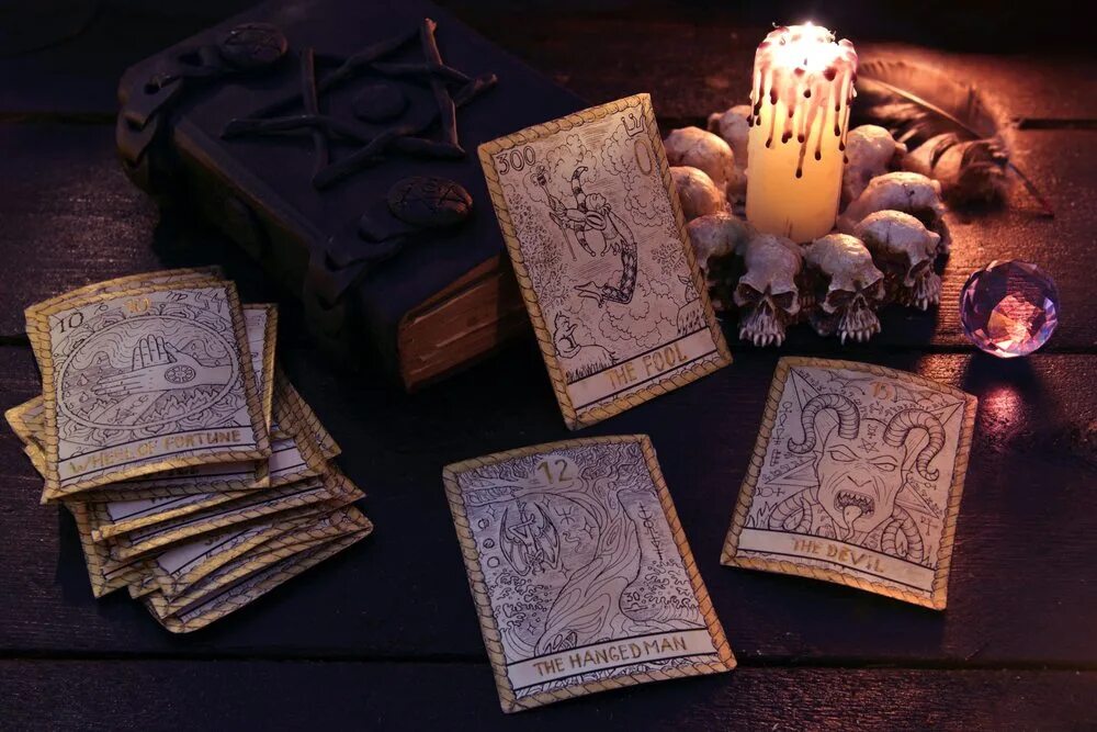 Магия Таро. Магические атрибуты. Таро и свечи. Красивые магические свечи.