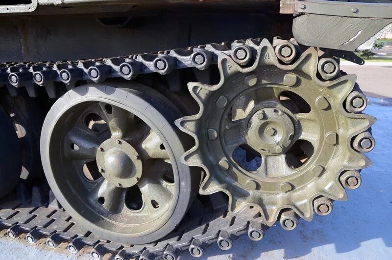 Колесо б т. Ведущее колесо т 64. Ведущее колесо танка т-72. Траки гусеницы т72. Гусеница РМШ Т-72.