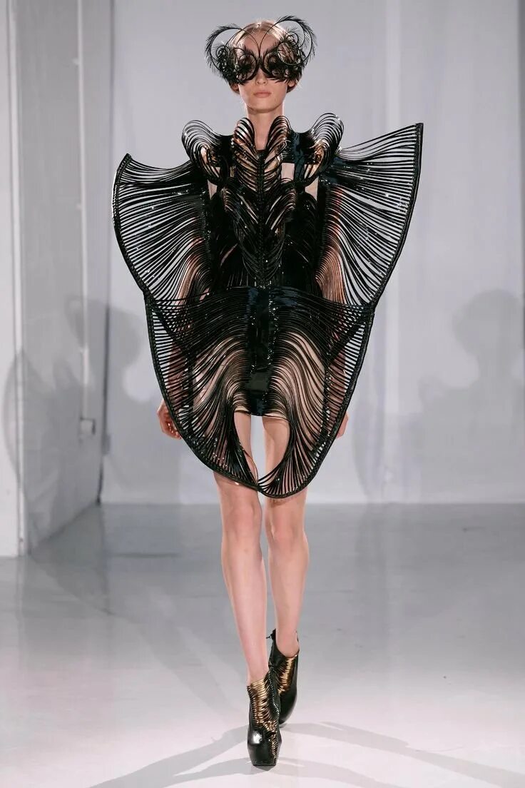 Iris van Herpen платья. “Haute Couture” Ирис Ван Херпен. Iris van Herpen дизайнер. Ирис Ван Херпен коллекция Авангард. Экстравагантные платья