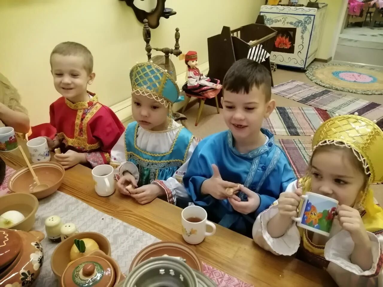 Чаепитие в детском саду. Детское чаепитие в садике. Чаепитие для детей в детском саду. День чаепития в детском саду. Развлечение для детей средней группы "день чая".