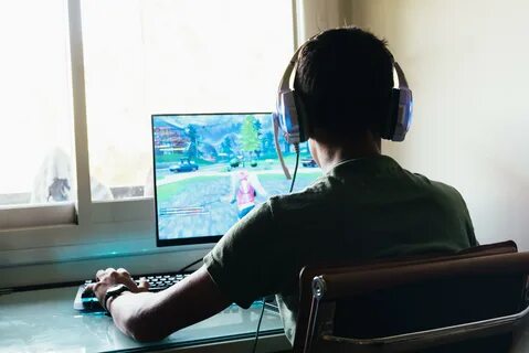 Девушка играет в видео игру