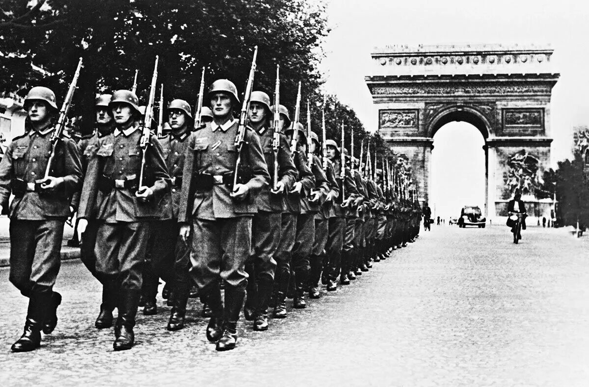Парад немецкой армии 1940 вермахта в Париже. Парад на Елисейских полях 1940. Захват Франции Германией 1940. Немецкие войска в Париже 1940 фото.