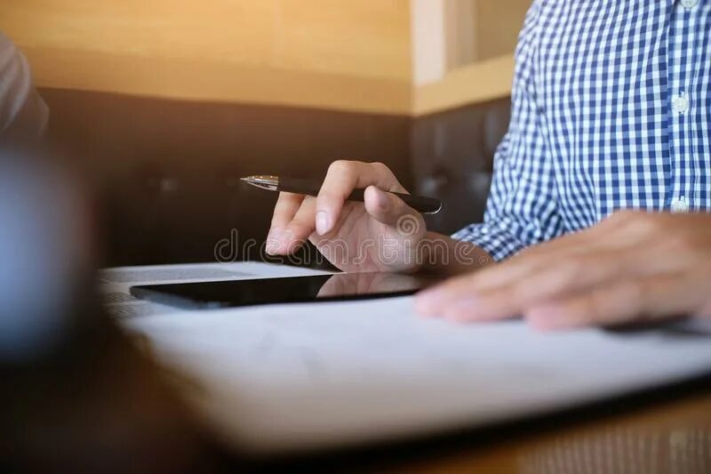 Как называется человек который пишет статью. Человек пишет заяву за столом. люди которые пишут двумя руками. картинки человек пишет за столом. человек пишет лекции картинки.