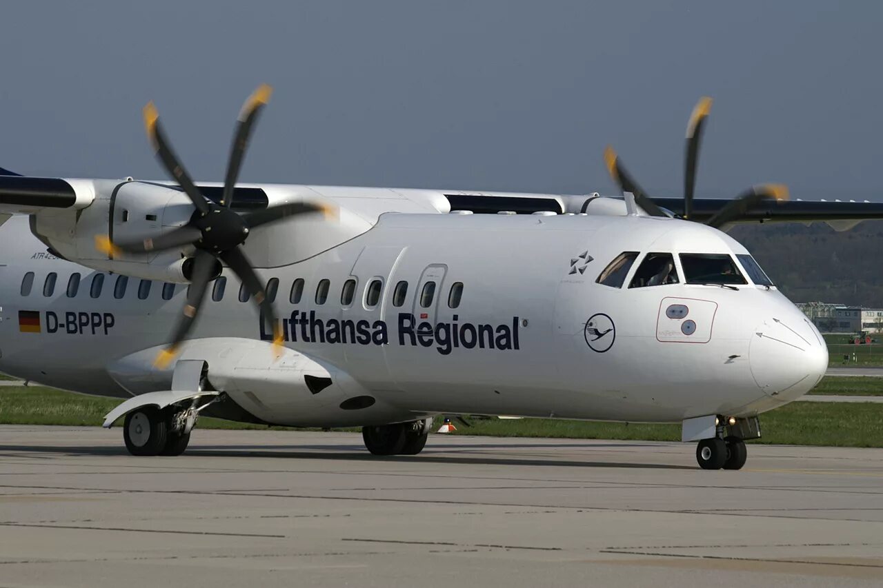 ATR-42 турбовинтовой самолет. АТР-42-500 самолет. ATR ATR 42‑500. АТР 42-500.