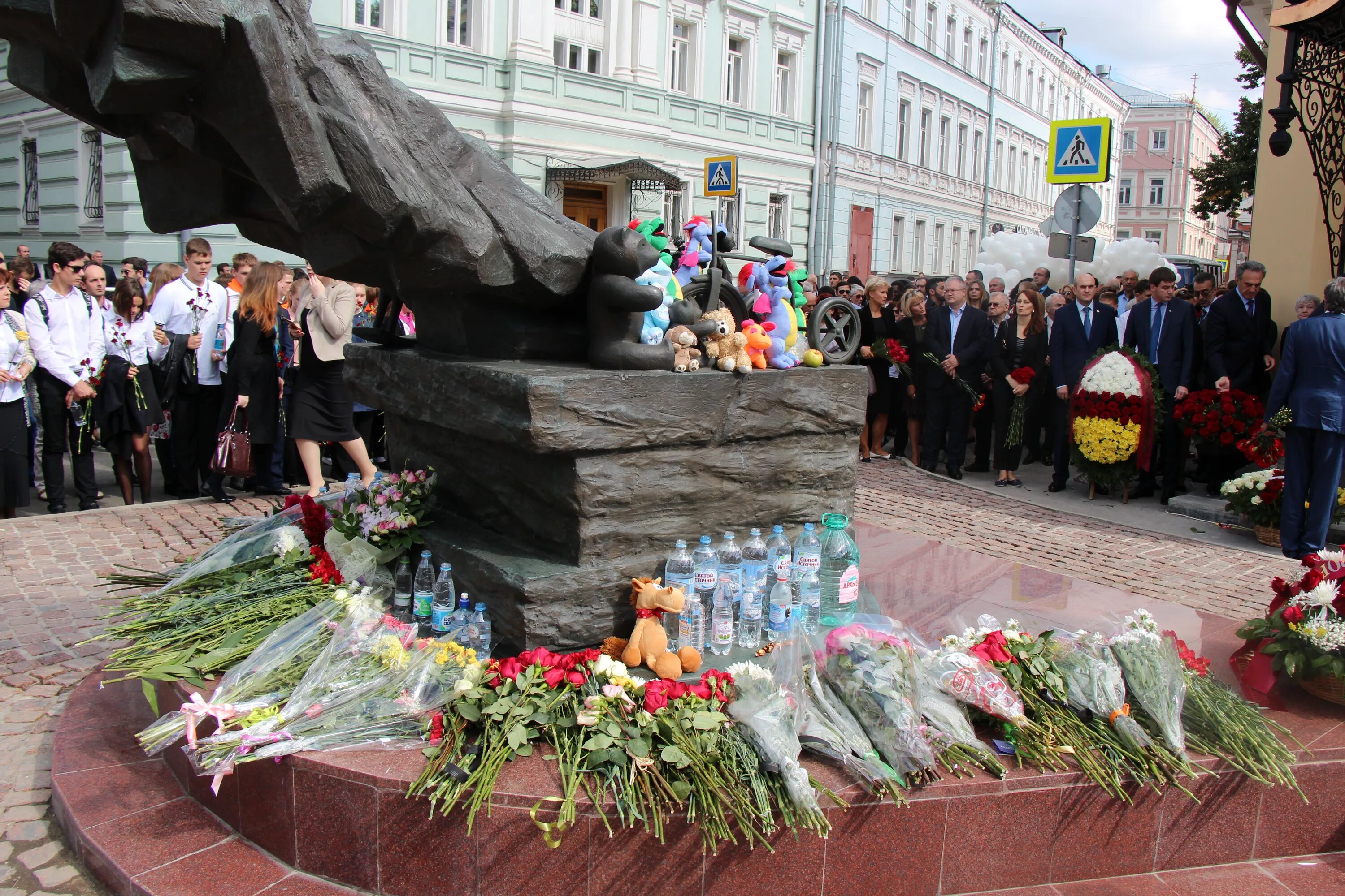 Трагедия в марте 2012 года. Памятник жертвам Беслана в Москве. Памятник детям Беслана в Москве. Мемориал детям Беслана 3 сентября. Монумент детям Беслана в Москве около храма.