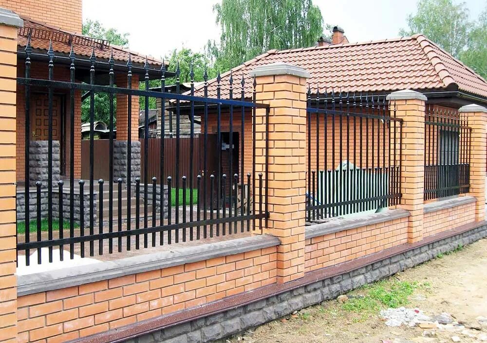 Кирпично металлический забор. Кирпичные столбы забором 380х380. забор с кирпичными столбами. кованый забор с кирпичными столбами. металлический забор с кирпичными столбами.