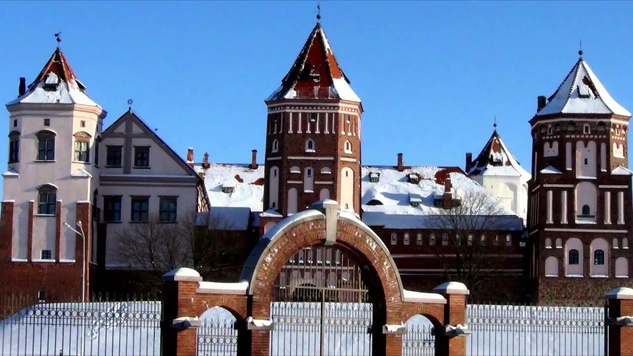 Мирский замок зимой. Замок на зимнем озере. Белоруссия зимой куда поехать. Минский замок зимой. Минск мирский замок.