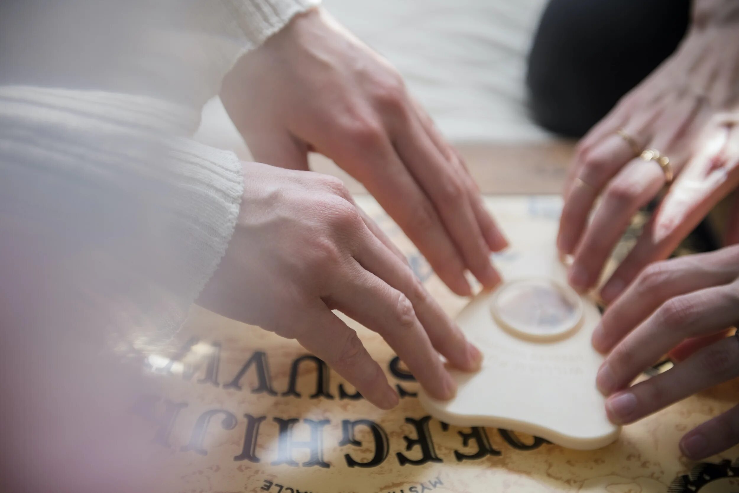 Доска для общения с духами. Спиритический сеанс. Ouija Board hands. Игра для общения с духами. Общение с духами 9 букв