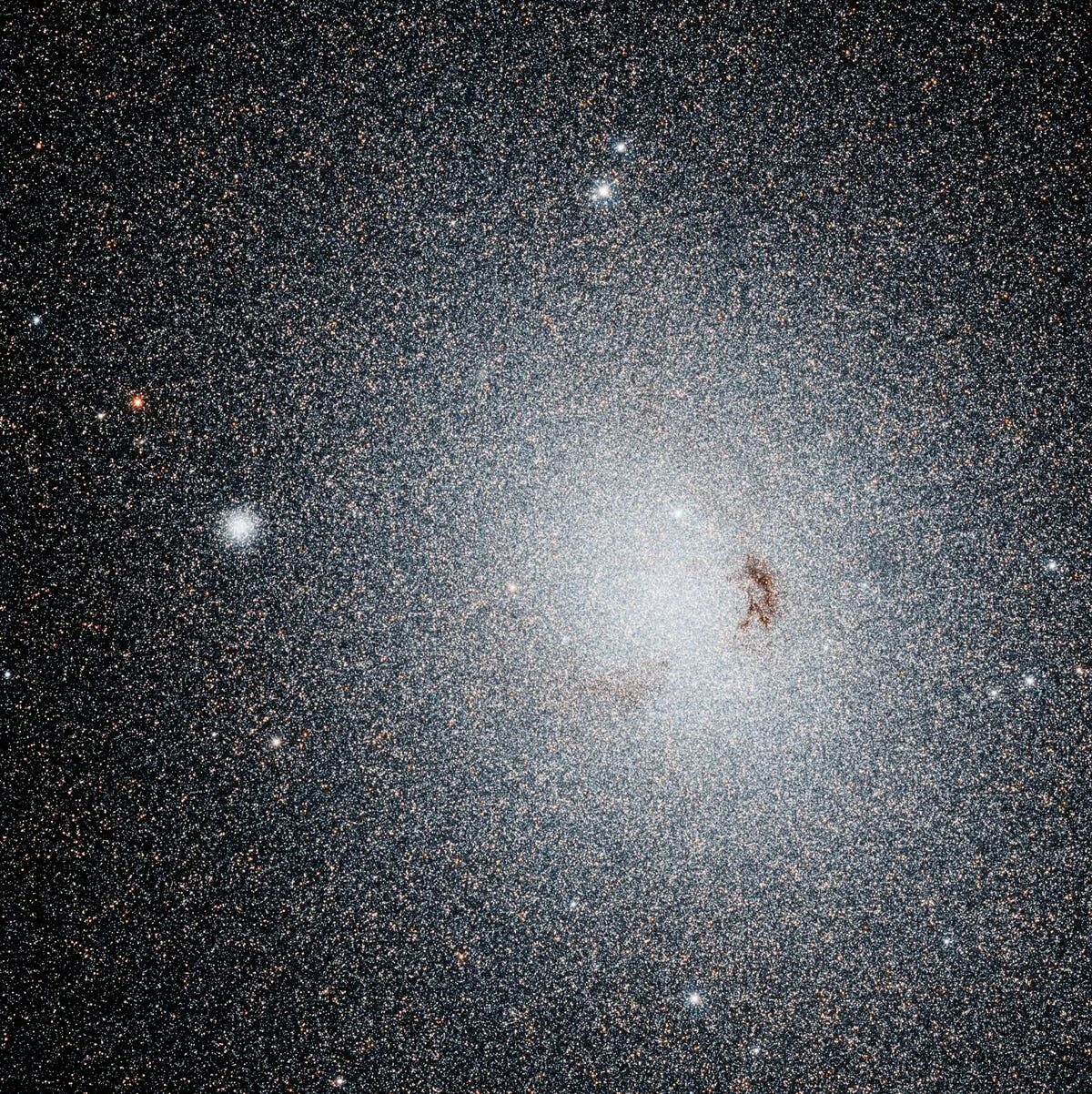 20 апреля космос. Кассиопея (карликовая Галактика). Карликовая эллиптическая Галактика. НАСА телескоп Хаббл. Галактика Андромеды в телескоп.