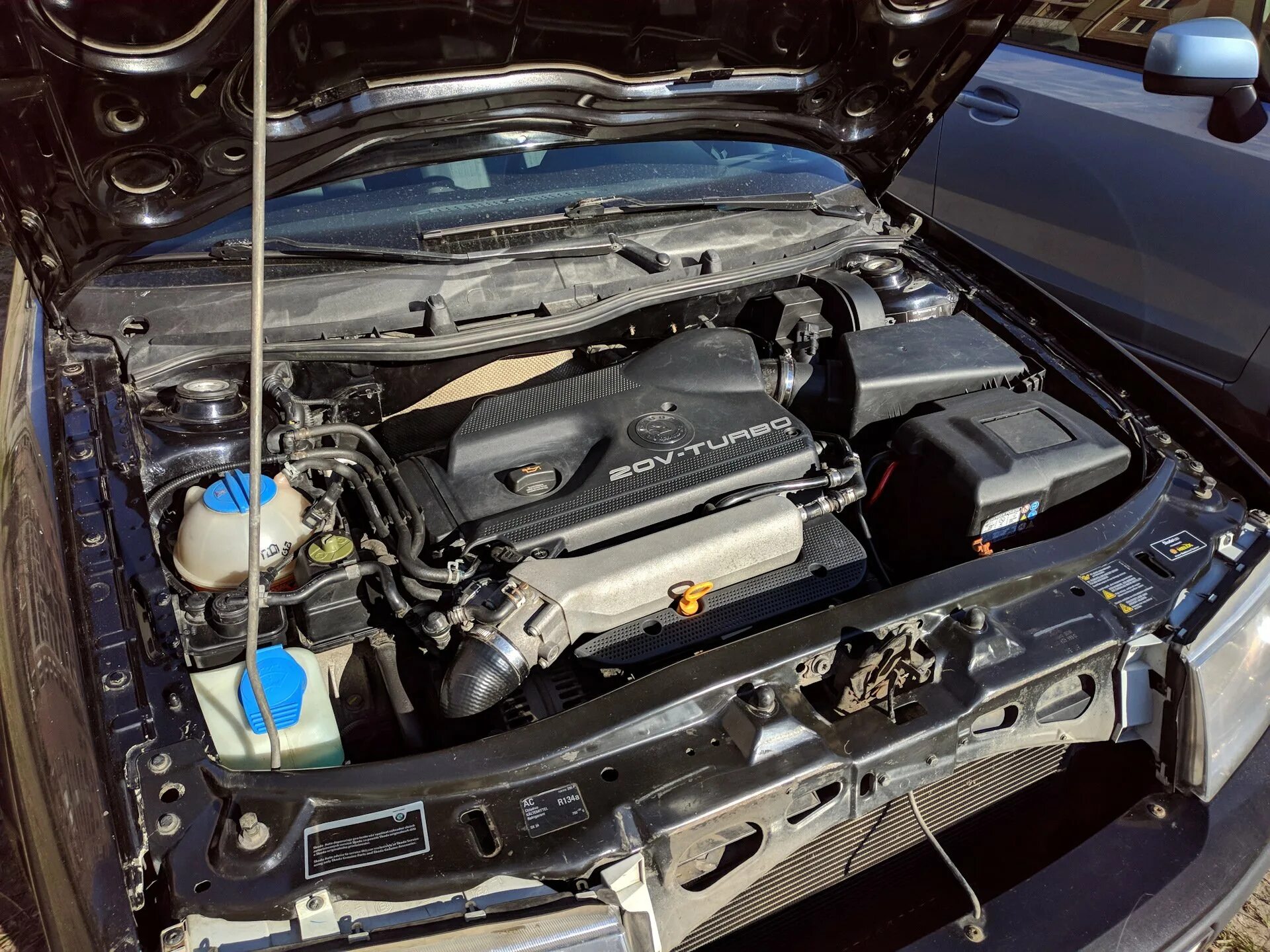 Фотографии подкапотного пространства. Skoda octavia мойка подкапотного пространства. подкапотка октавия а4. подкапотное пространство паджеро 3 дизель. подкапотный фильтр skoda octavia.