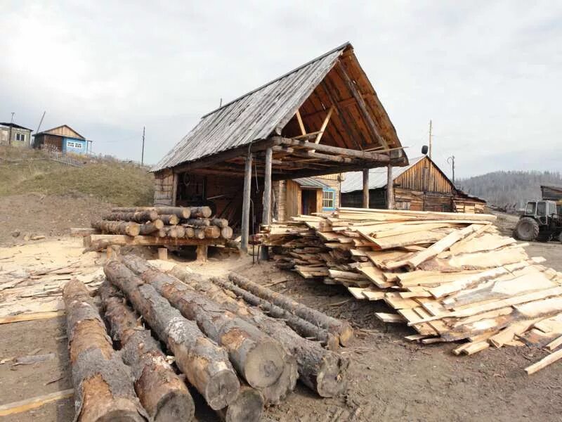 Лесопилка. Лесопилка здание. Лесопилка в деревне. Пилорама в селе.