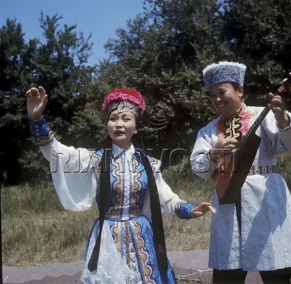 Слушать калмыцкие песни. Калмыцкие песни. ансамбль цецг. калмыцкая песня. калмыкия музыка.