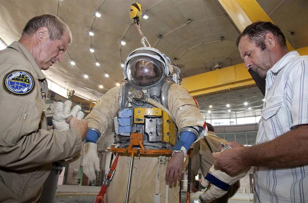 Какие есть космические профессии. Профессии Космонавтов на МКС. Профессия - космонавт. Профессии космоса для дошкольников.