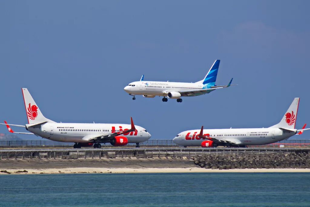 Боинг индонезии. Гаруда индонезия авиакомпания. самолёт garuda indonesia. индонезийские авиакомпании. транспорт индонезии.