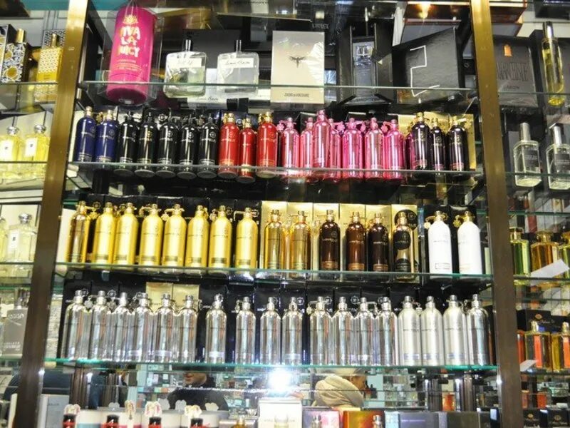 склад косметики и парфюмерии. склад косметики и парфюмерии. магазин парфюмерии опт. склад парфюмерии. парфюм с рынка.