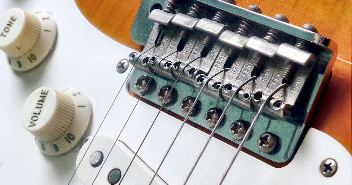 Мензура лес пол. Регулировка гитары. Настройщик струн на гитаре. Гитара акустическая 6 струнная настройка. Тюнер для гитары adonis.