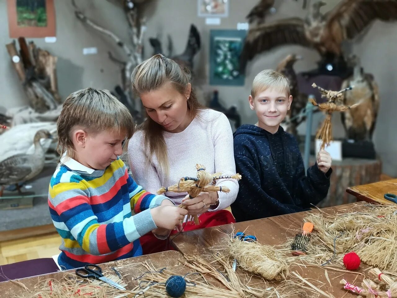 кружок рукоделия для детей. изготовление куклы детьми. тряпичная кукла. изготовление куклы детьми. тряпичные куклы для малышей.