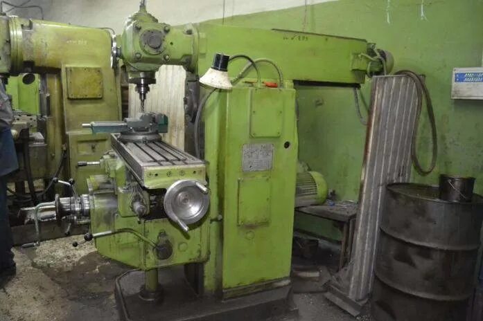 Горизонтально-фрезерный станок х6132. Станок консольно-фрезерный вертикальный 6р11. 6 р р. Вертикально-фрезерный станок 6р12. 6р11 вертикальный фрезерный станок.