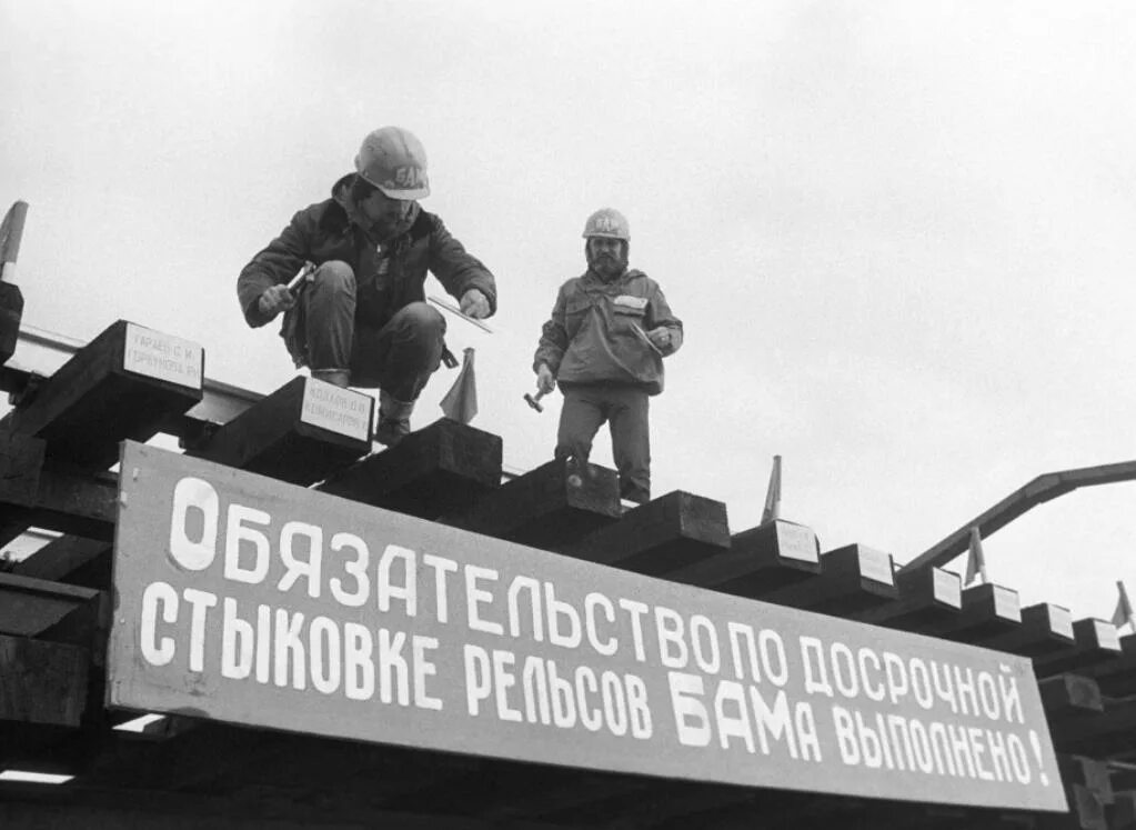 Песня веселей ребята выпало нам строить. Марш из веселых ребят ноты. Музыка строить и жить помогает. Группа пламя (вокально-инструментальный ансамбль). Песня нам жить помогает текст.