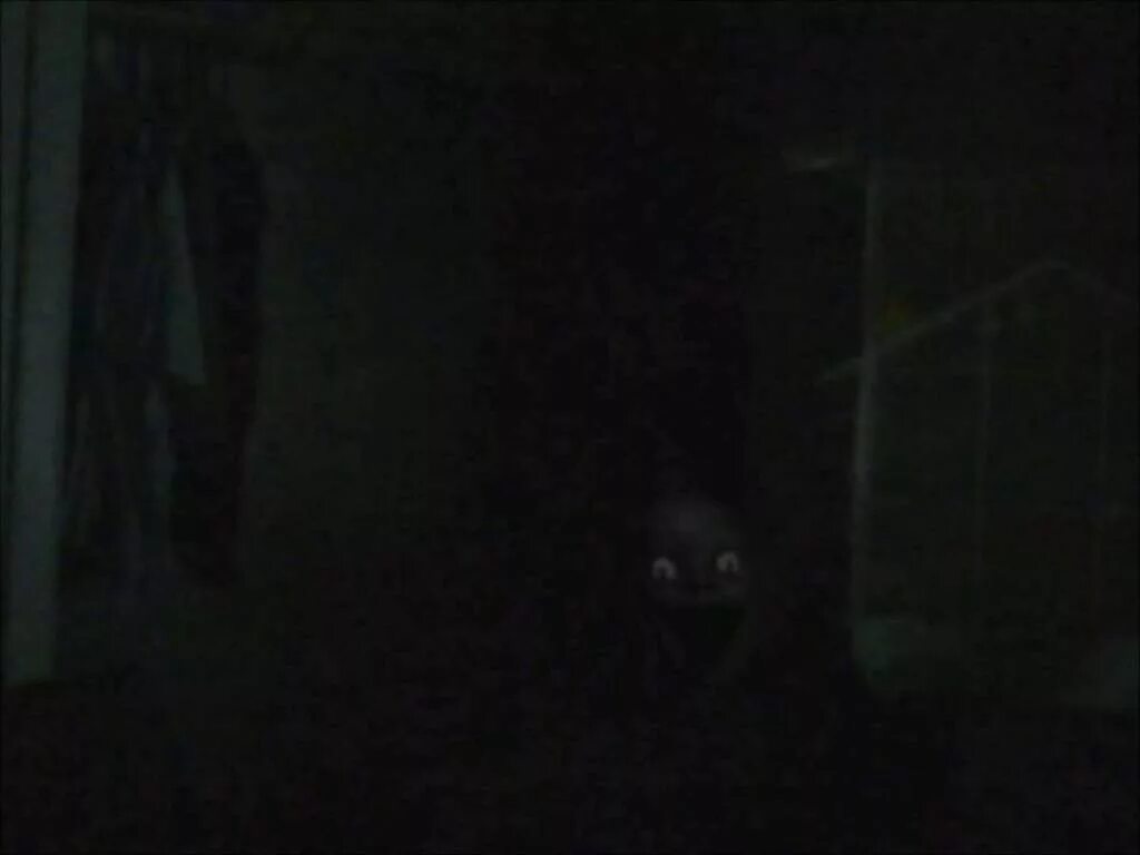 Спрятанные в темноте. Страшное существо в темноте. Страшное лицо в темной комнате.